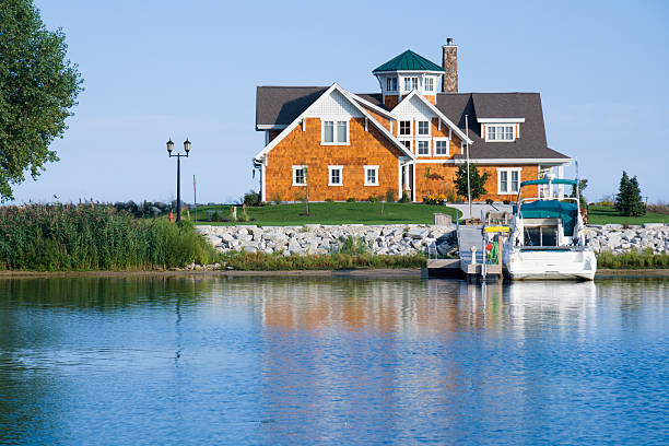 house sur le port - waterside photos et images de collection