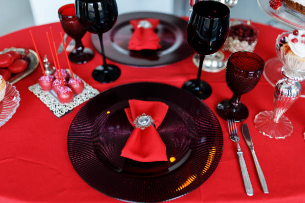 istock Lilac plates and wine glasses in the table setting 909680074