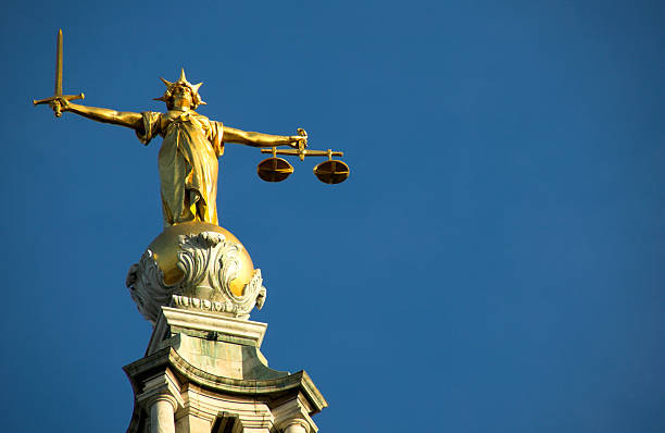 old bailey (balance de la justice - royal courts of justice photos et images de collection