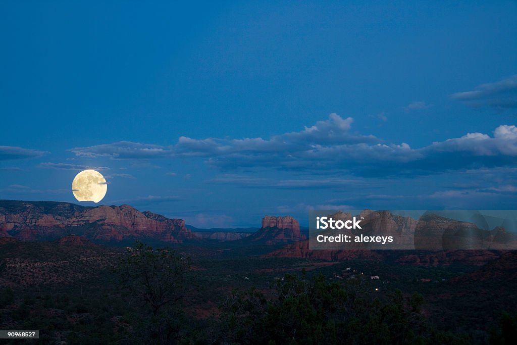 Moonrise sobre Red Rocks - Foto de stock de Arizona royalty-free