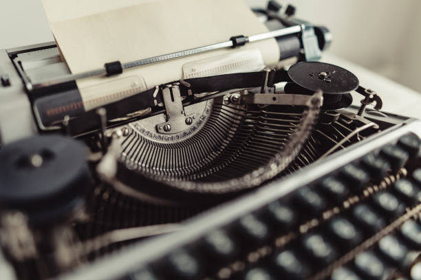 piezas de metal de viejas máquinas de escribir - typewriter journalist writing report fotografías e imágenes de stock