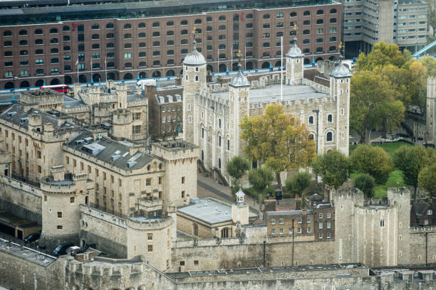istock Historic Tower Of London 909688976