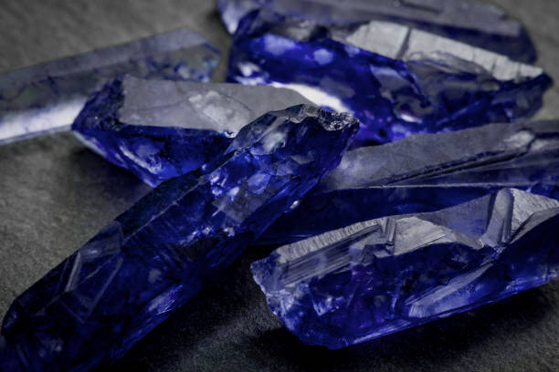 saphire und rohen kristall edelsteine konzept - tanzanite stock-fotos und bilder
