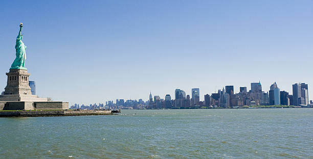 statua della libertà e manhattan skyline - ferry new york city ellis island new york state foto e immagini stock