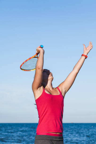 ragazza abbronzata snella che gioca a badminton sulla spiaggia - 11207 foto e immagini stock