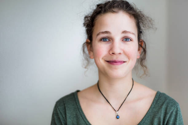 portrait d'une belle jeune femme  - white green indoors studio shot photos et images de collection