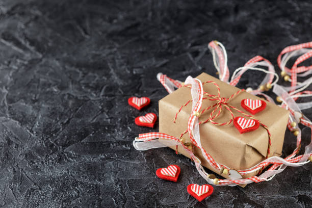ремесло бумаги подарочные коробки - felt heart shape small red стоковые фото и изображения