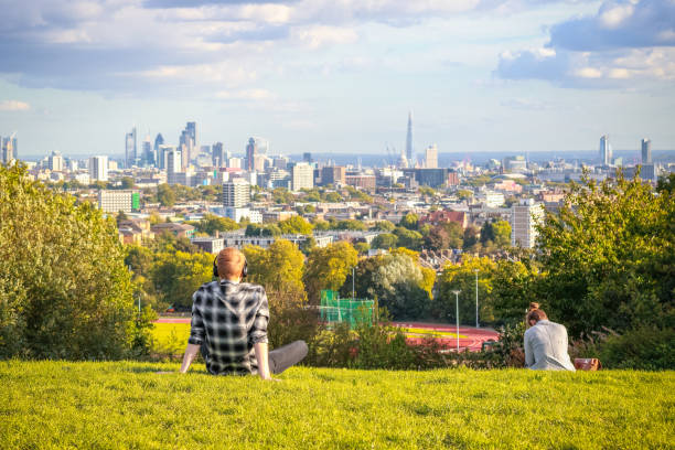 rückansicht des touristen auf der suche über die skyline von london stadt von hampstead heath in london - england field autumn season stock-fotos und bilder