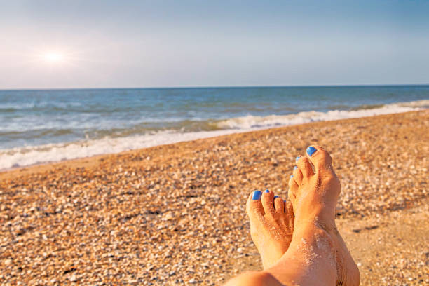 concetto di vacanza, donne beatiful piede pedicure blu vicino mare lan - sole of foot human foot women humor foto e immagini stock