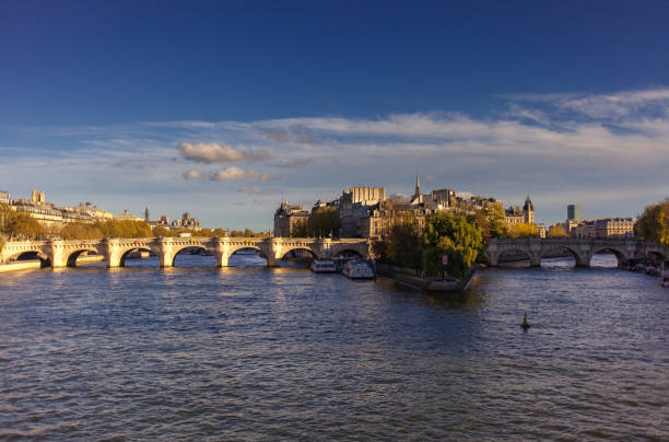 île de la cité, paris am späten nachmittag - île de stock-fotos und bilder