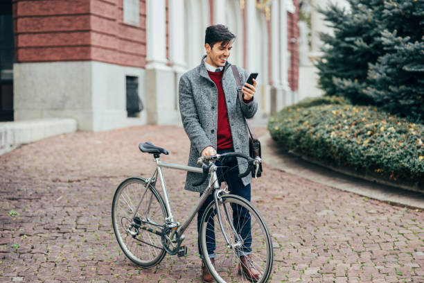 istock Bicyclist texing in the city 909730158