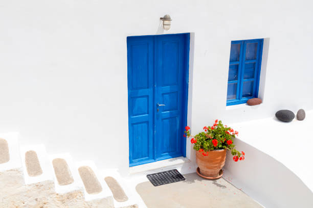 blue door, santorini, greece - greece blue house wall imagens e fotografias de stock