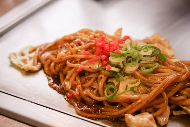 osaka yaki soba on teppanyaki grill - teppan yaki imagens e fotografias de stock