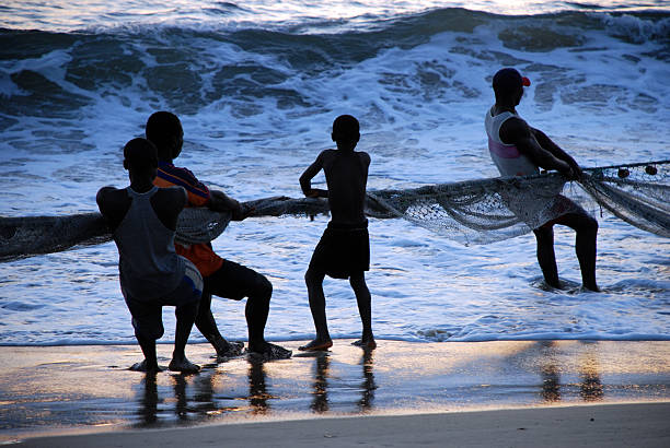 Los pescadores tiran de un trawl - foto de stock