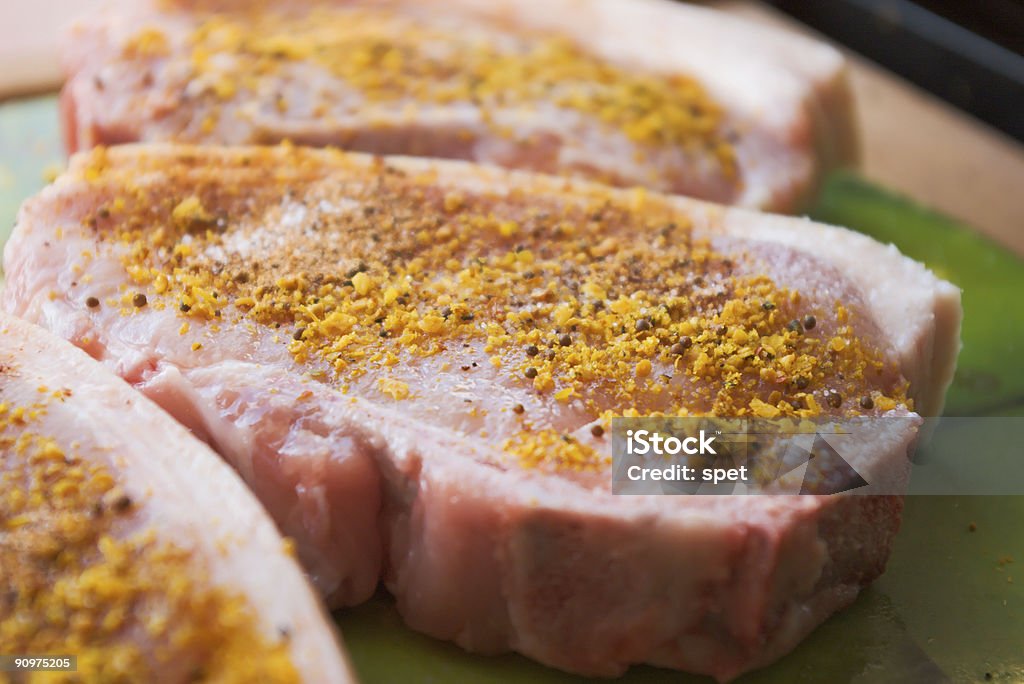 raw fatias de carne temperada - Foto de stock de Alecrim royalty-free