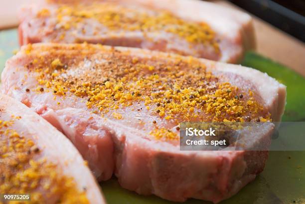 Foto de Raw Fatias De Carne Temperada e mais fotos de stock de Alecrim - Alecrim, Alimentação Saudável, Bife