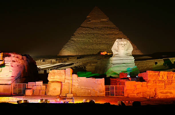 piramidi di giza, cairo, egitto a notte - sphinx night pyramid cairo foto e immagini stock