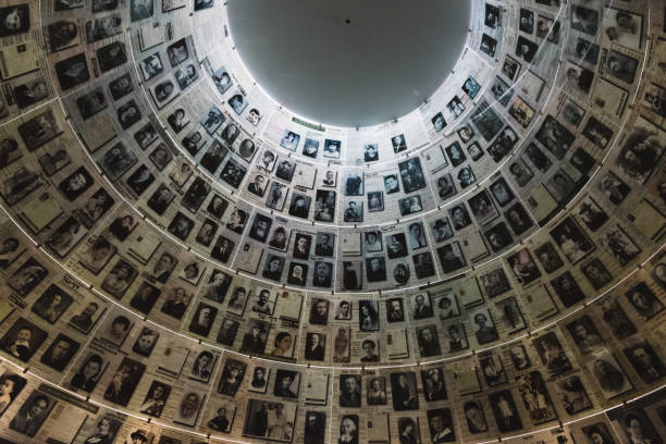 la sala de los nombres en el sitio de memorial de holocausto de yad vashem en jerusalén, israel, recordando algunos de los 6 millones de judíos asesinados durante la ii guerra mundial - judaísmo fotos fotografías e imágenes de stock