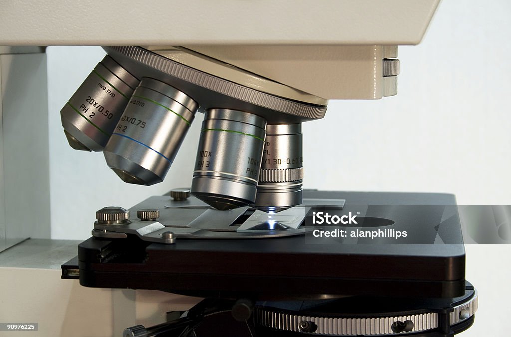 Microscópio - Foto de stock de Biotecnologia royalty-free