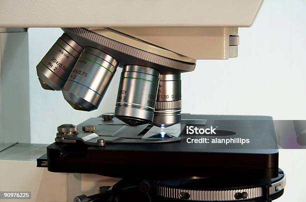 Foto de Microscópio e mais fotos de stock de Biotecnologia - Biotecnologia, Primeiríssimo plano, Ampliação