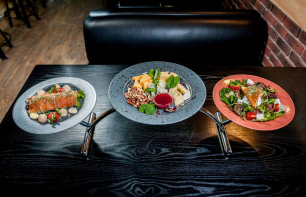 istock Stand under the plates with salads 909769738