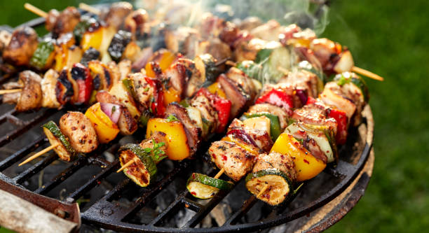 istock Grilled skewers on a grilled plate 909784530