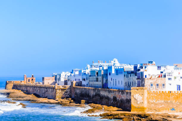 городской пейзаж эсауира в марокко - essaouira стоковые фото и изображения