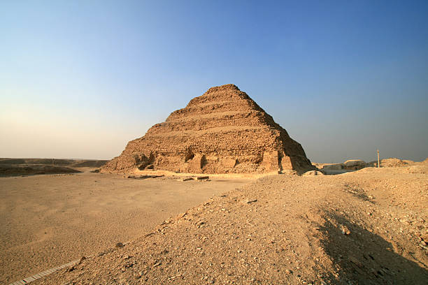 piramide a gradoni di zoser in saqqara, egitto - saqqara foto e immagini stock