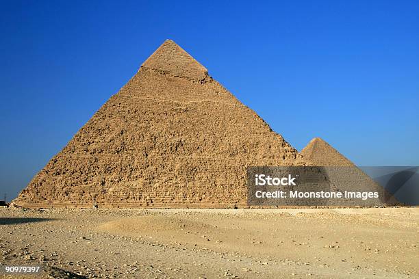 Foto de Pirâmides De Gizé No Cairo Egito e mais fotos de stock de Arquitetura - Arquitetura, Azul, Cairo