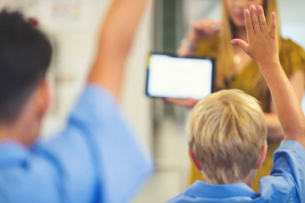 insegnante di scuola elementare che dà una presentazione alla classe. - top of the class foto e immagini stock