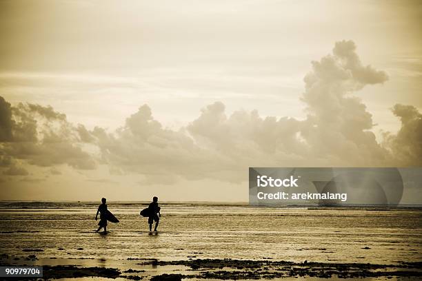 Foto de Surfistas Na Praia e mais fotos de stock de Adulto - Adulto, Arrebentação, Atividade Recreativa