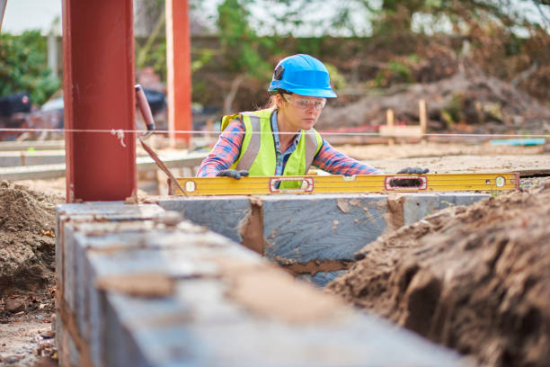 femme entrepreneur en bâtiment - protective workwear bricklayer manual worker construction photos et images de collection