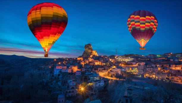 日没のカッパドキア、トルコでオルタヒサル キャバン シティ - nevsehir ストックフォトと画像