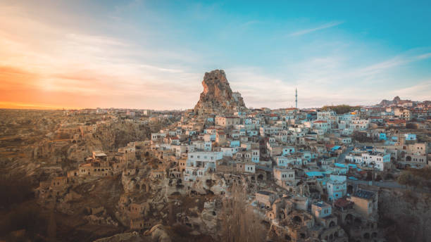 ville de caverne ortahisar en cappadoce, turquie sur coucher de soleil - goreme photos et images de collection
