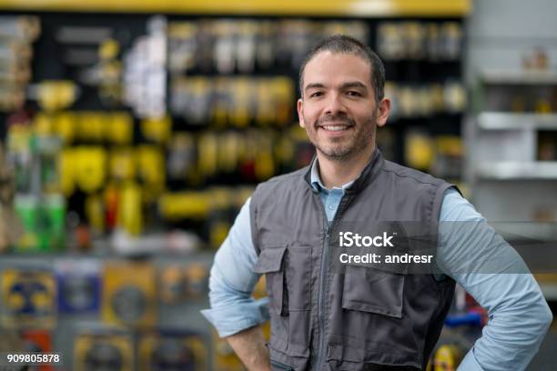 Mann Arbeitet Im Baumarkt Stockfoto und mehr Bilder von Verkäufer - männlich - Verkäufer - männlich, Baumarkt, Verkaufen