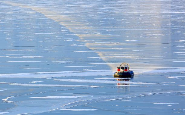 корабль на воздушной подушке едет по льду озера байкал - hovercraft стоковые фото и изображения