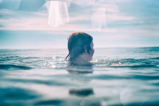 istock Child at sea 909817922
