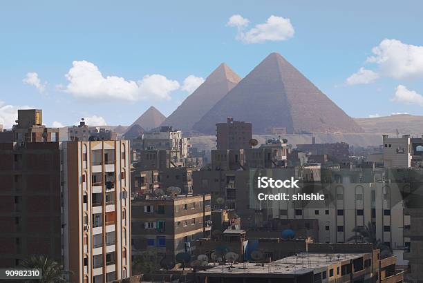 Foto de Pirâmides De Gizé Cairo Egito e mais fotos de stock de Cairo - Cairo, Pirâmide - Estrutura construída, Pirâmide - Formas Geométricas