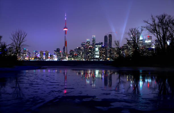 paesaggio invernale dello skyline di toronto di notte, ontario, canada - toronto skyline cn tower night foto e immagini stock