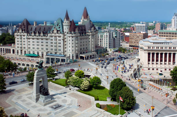 veduta aerea del cenotafio e del castello laurier di ottawa - hotel war foto e immagini stock