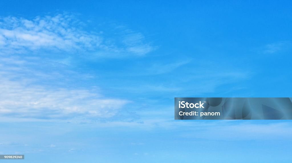 El cielo con nubes hermoso fondo de atardecer - Foto de stock de Cielo libre de derechos