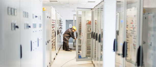 trabajo de ingeniero de mantenimiento dos en sistema del relais de protección - procession panel fotografías e imágenes de stock