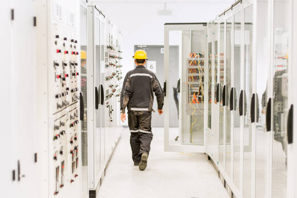 uso de relé de protección y aparamenta de media tensión. departamento de ingeniería - procession panel fotografías e imágenes de stock