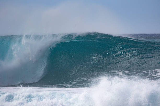 istock Waves on the North Shore, Oahu, Hawaii 909833078