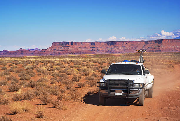 big ol'adventure camión conducción en canyon country - truck space desert utah fotografías e imágenes de stock