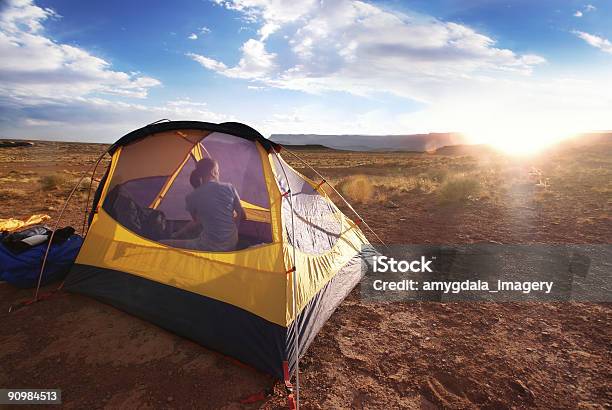 Paisagem Do Pôr Do Sol Mulher Acampar Com Barraca - Fotografias de stock e mais imagens de Acampar - Acampar, Admirar a Vista, Adulto