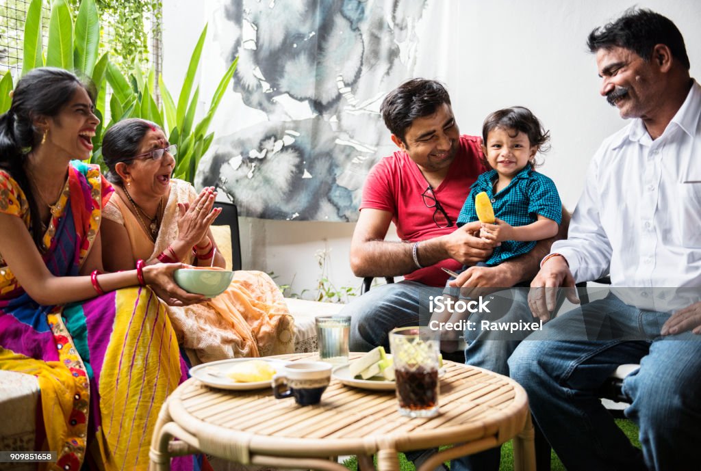 Une famille indienne heureuse - Photo de Famille libre de droits