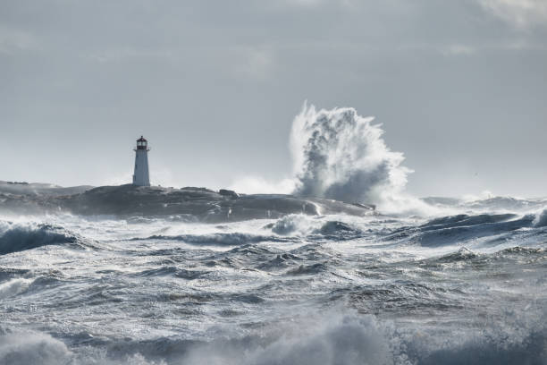 phare de vagues déferlantes - lighthouse scenics winter peggys cove photos et images de collection