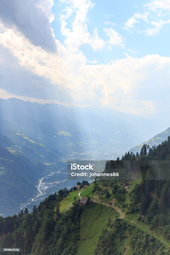 ボルツァーノ自治県メラーノ近く太陽光線と山のパノラマ イタリアのストックフォトや画像を多数ご用意 イタリア, バケーション, メラーノ