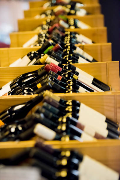 와인 랙 �와인 병 - vertical wine bottle variation rack 뉴스 사진 이미지